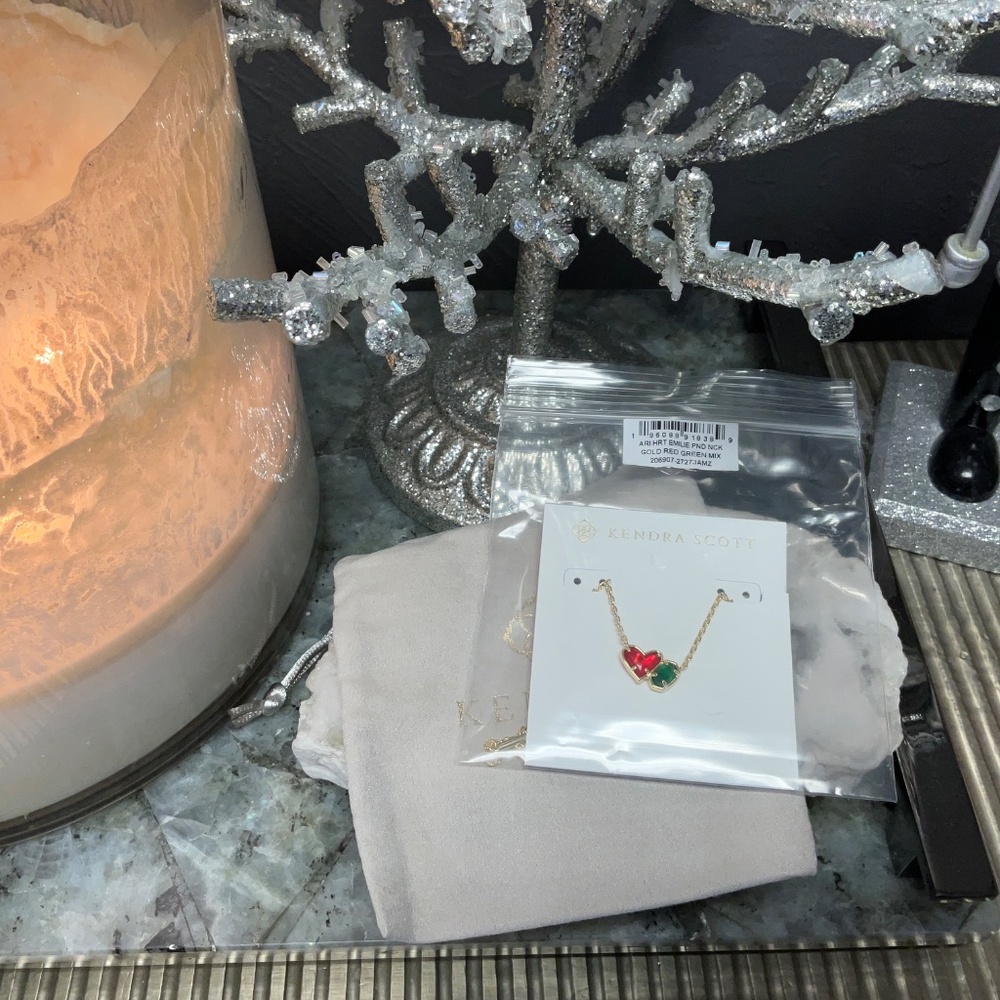 Kendra Scott Ari Heart Emilie Pendant In Red Illusion and Emerald Cats Eye - Picture 4 of 4